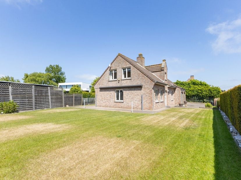 Westende: instapklare villa met zonovergoten tuin en topbeveiliging, op 10 minuten van het strand Op zoek naar een ruime, veilige en comfortabele woni