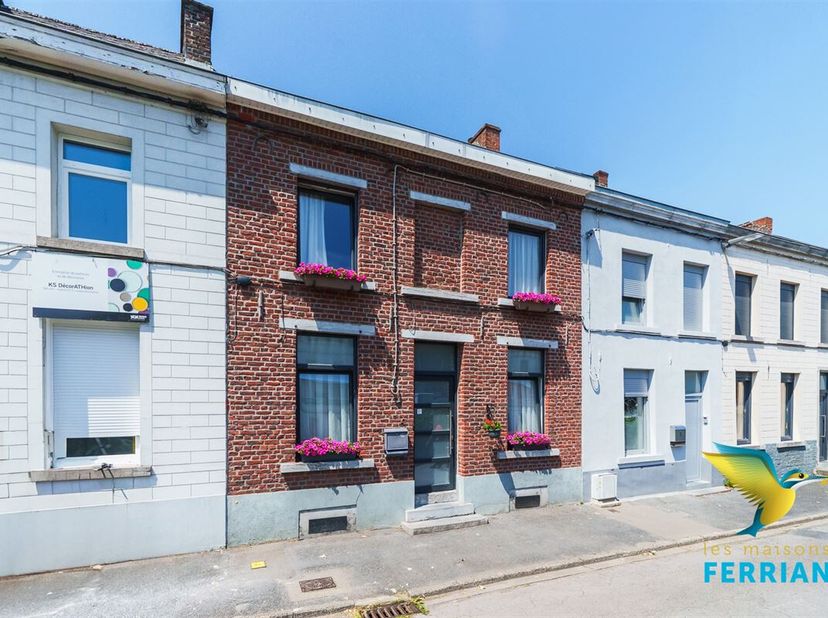Visites réalisables au 0476/08.47.47.&lt;br /&gt;
Agréable maison en parfait état avec terrasse et jardin comprenant: Au rez: salon, salle-à-manger, cuisine