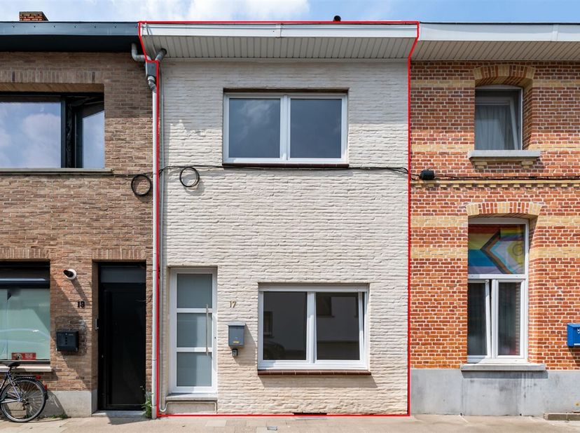 Deze instapklare, volledig gerenoveerde stadswoning is gelegen in de gezellige Rolliersstraat in Sint-Niklaas, op wandelafstand van winkels, scholen,