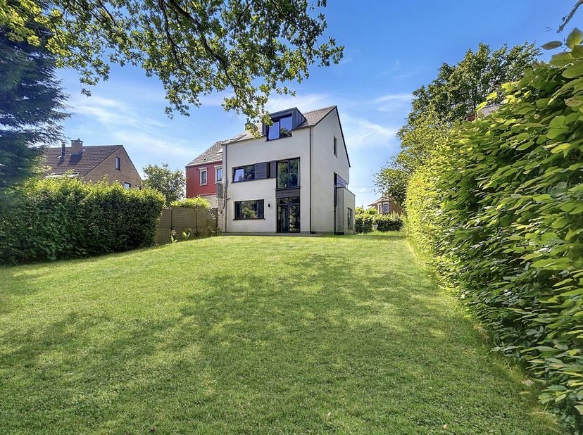 RIXENSART  Ideaal gelegen op 300 m van het centrum van Rixensart en het treinstation, in een rustige straat, presenteert AMELOT PROPERTIES deze aangen