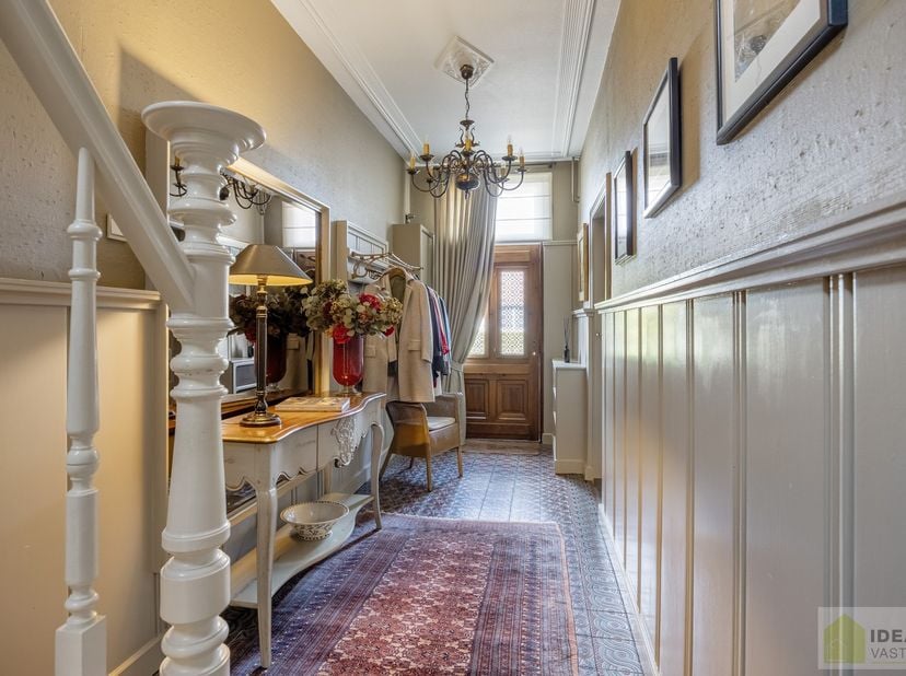 RUIME, CHARMANTE EN INSTAPKLARE WONING IN HARTJE HAMONT! HEERLIJKE WOONKAMER VOORZIEN VAN PARKET EN MET HAARD, LICHTRIJKE KEUKEN MET DIRECTE TOEGANG T