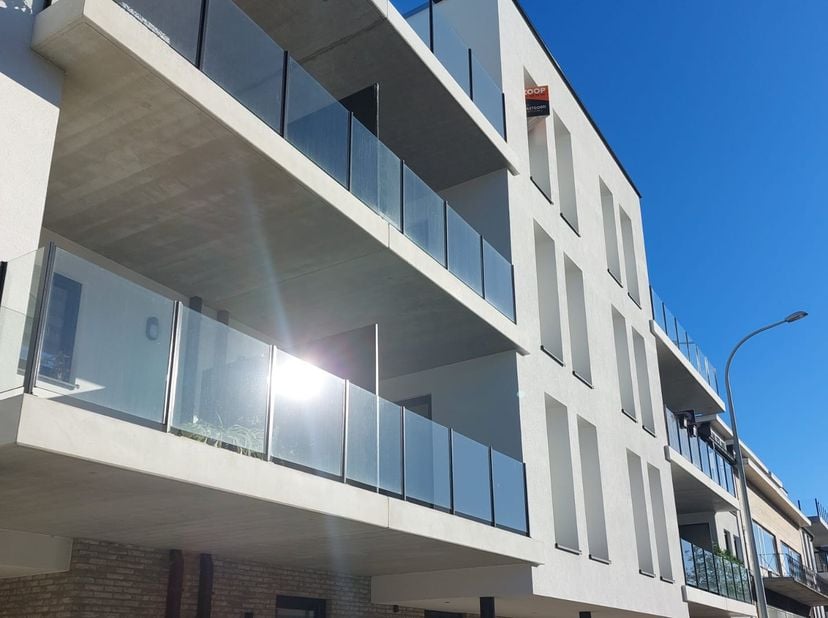 Zeer gezellig en modern ingericht nieuwbouw appartement (85m2 + 9m2 terras) op een steenworp van Hasselt centrum. &lt;br /&gt;
Door de ligging langs de Kemp