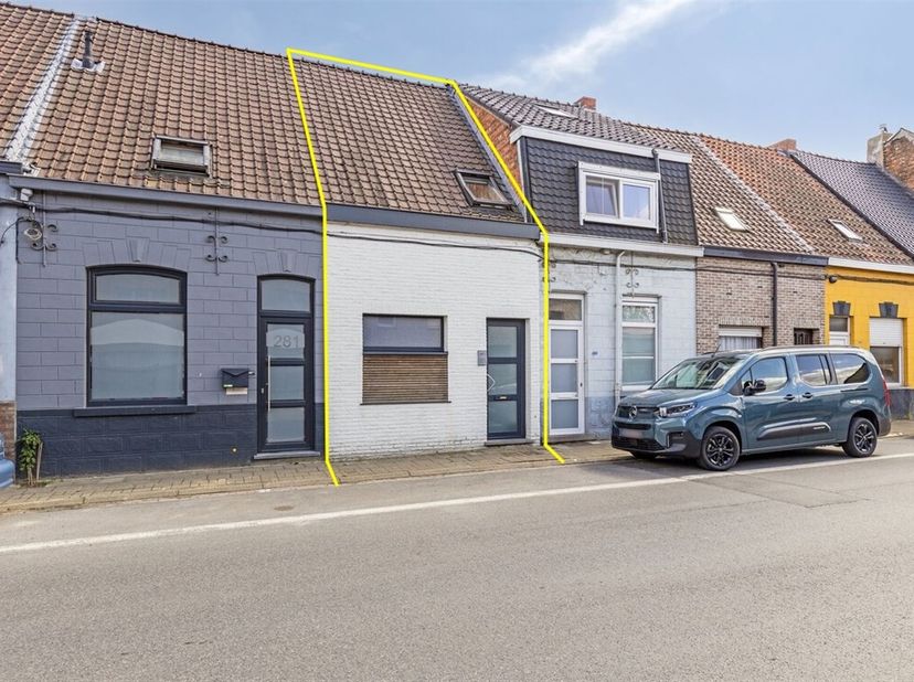 Bienvenue dans cette charmante maison à Wetteren, idéalement située avec une surface au sol de 70m². Dès l&#039;entrée, vous êtes accueilli dans un espace