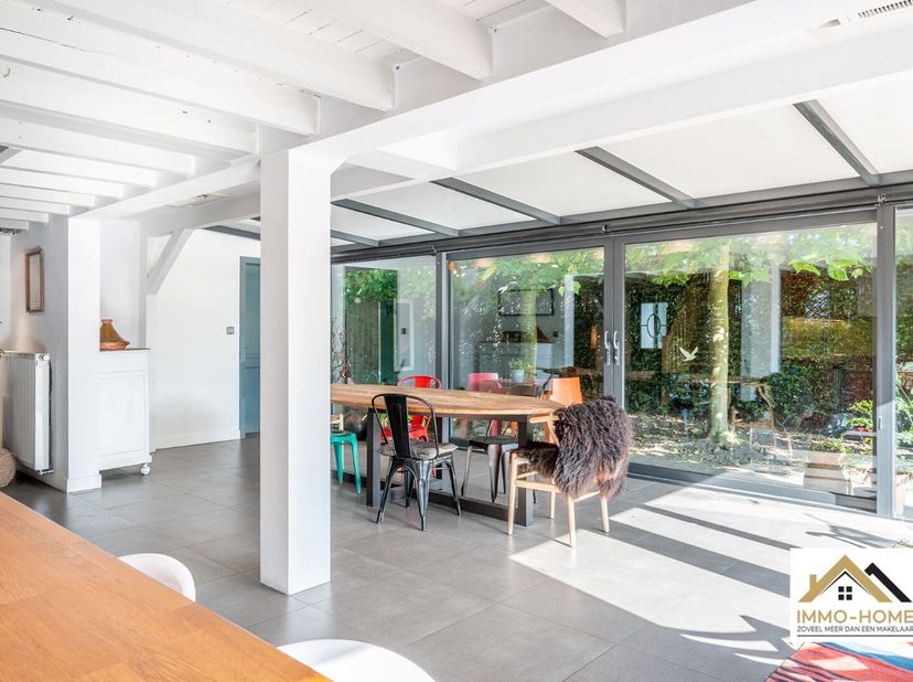 Deze charmante woning zit verborgen achter een tijdloze voorgevel, die helemaal niet verraadt van wat erachter te vinden is. Via de leuke inkomhal met