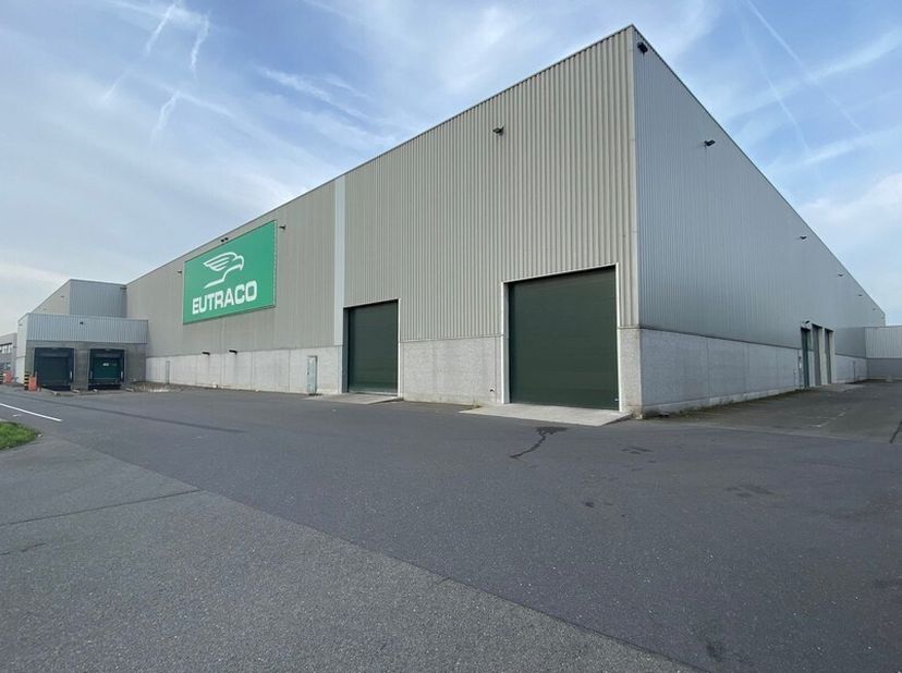 7.500m² d&#039;espace de stockage&lt;br /&gt;
Emplacement : le long de l&#039;A12 et accès facile à l&#039;E19 ; arrêt de bus à distance de marche&lt;br /&gt;
Spécifications : s