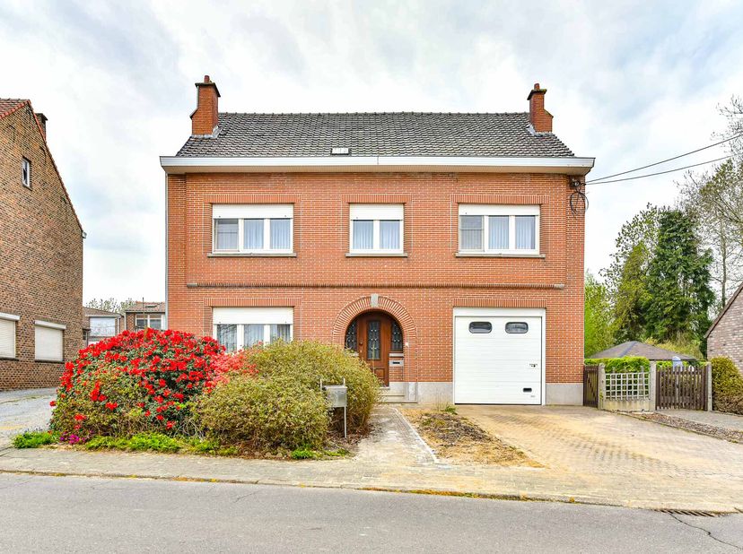 HUIS MET TUIN EN 4 SLAAPKAMERS &lt;br /&gt;
 &lt;br /&gt;
Rustig gelegen woning in het landelijke Leefdaal. &lt;br /&gt;
Gelijkvloers: inkom met toegang naar kelder, li