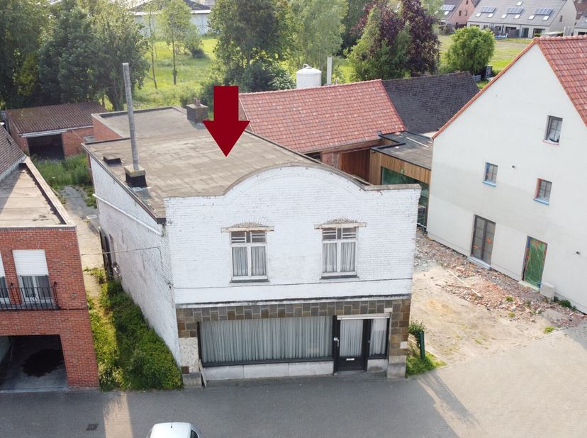 Dit is geen instapklare woning maar een renovatieproject met uitzonderlijk veel mogelijkheden die je er op het eerste zicht niet onmiddellijk zou van