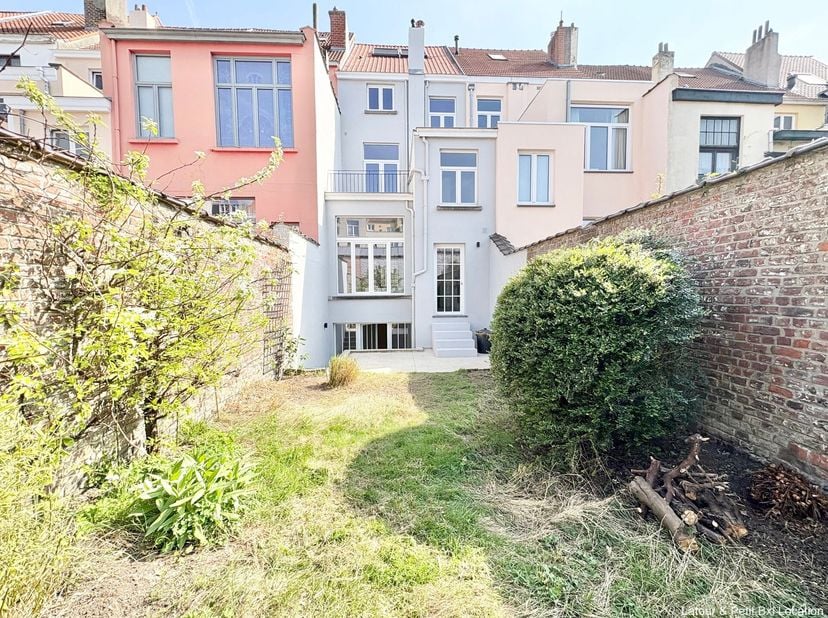 ETTERBEEK, Proximité de MERODE, belle MAISON DE MAÎTRE (1920) (6ch/5sdb) de 280 m² habitables avec terrasse et jardin. Cette magnifique maison entière