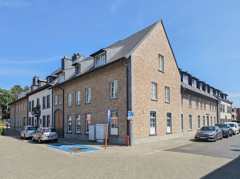 STERREBEEK (Centre) - Bel et spacieux appartement duplex (160m²), dans une petite résidence avec ascenseur, située au centre, à distance de marche des