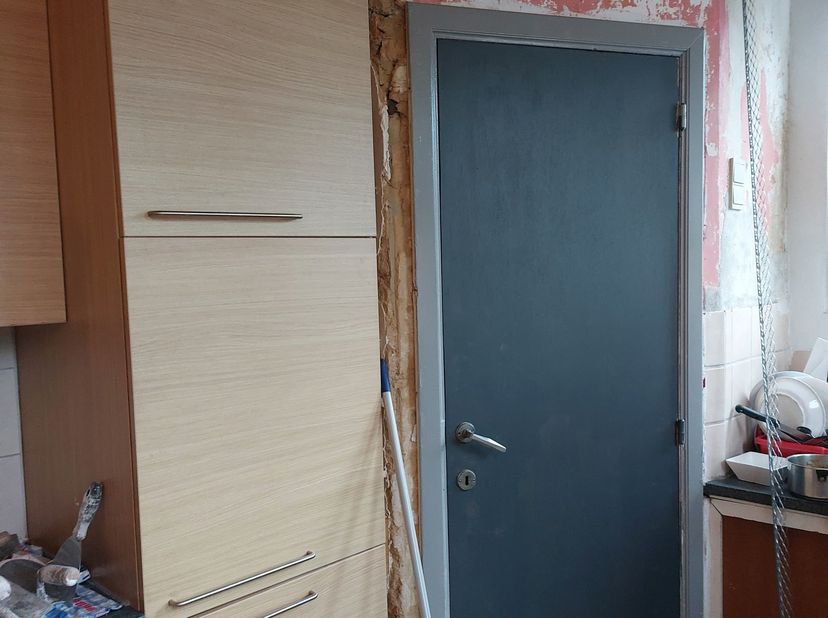 App 1e verdiep, slaapkamer,living,eetplaats, keuken, badkamer, toilet en kelderruimte. Onlangs gerenoveerd. Oppervlakte ongeveer  60m2. Nieuwe PVC-ram