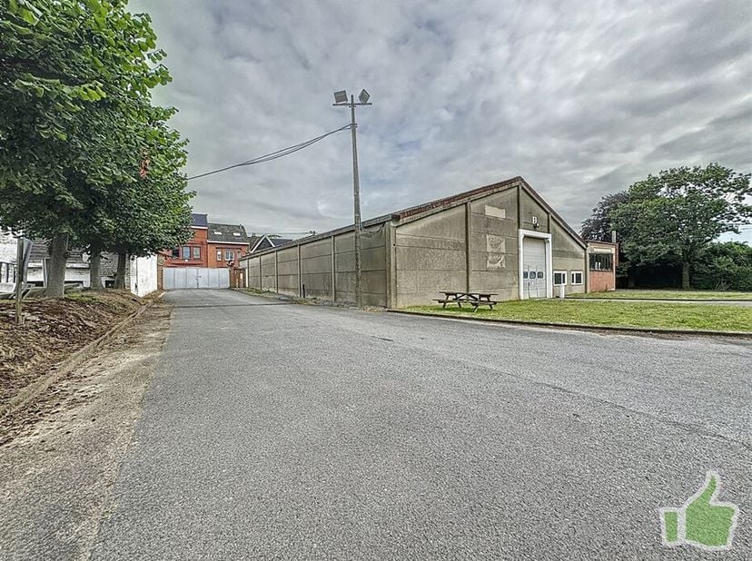 Entrepôt de 735m2 avec bureaux et 4 places de parking&lt;br /&gt;
Situation stratégique pour cet entrepôt disponible à la location. Il est un atout majeur p