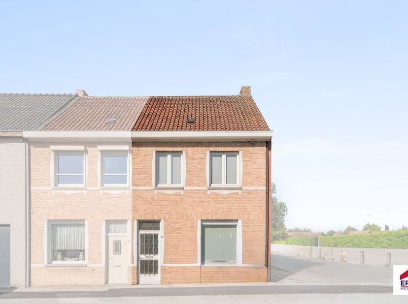 Welkom in deze halfopen woning, gelegen in Pittem met vlotte bereikbaarheid. Met een bewoonbare oppervlakte van meer dan 150 m² en een geïsoleerde zol