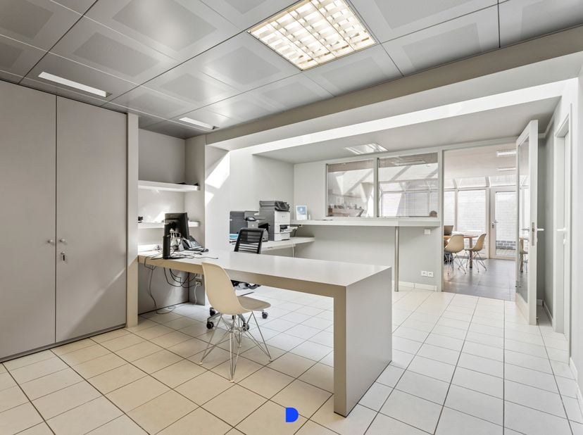 Interessante eigendom in het centrum van Meulebeke bestaande uit een gelijkvloerse kantoorruimte en een verhuurd appartement op de 1ste verdieping.&lt;br