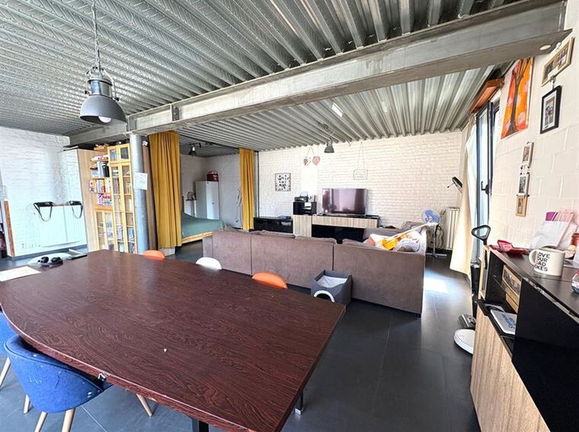 Molenbeek: Dans un endroit assez incroyable, style &quot;corps de ferme&quot; avec jardin et fontaine et espaces partagés, Mejama Real estate vous propose de dé