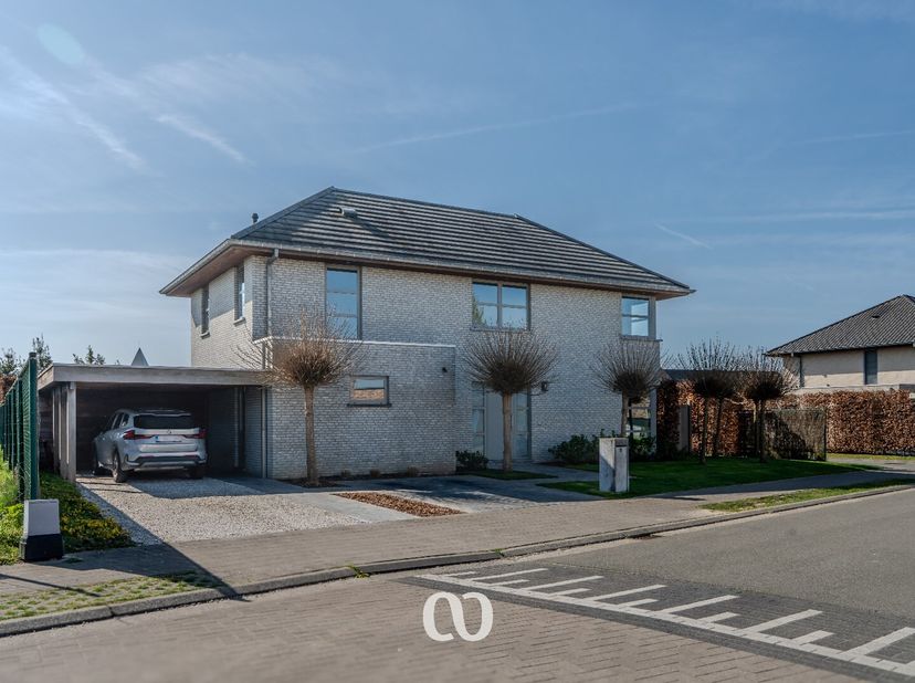 Cherchez-vous une villa récemment construite prête à emménager avec un jardin ensoleillé? C&#039;est l&#039;occasion idéale!&lt;br /&gt;
Cette villa est située dans l
