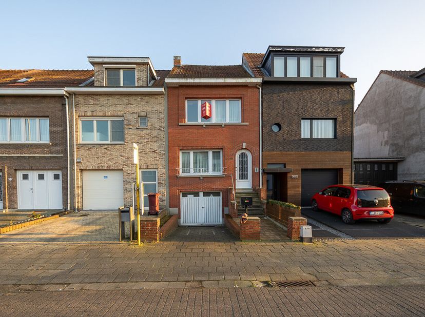 RUIME, GOED GELEGEN, OP TE FRISSEN WONING &lt;br /&gt;
 &lt;br /&gt;
Gemeente SCHOTEN - 3e afdeling  &lt;br /&gt;
Ten kadaster gekend, volgens titel en huidig kadaster,