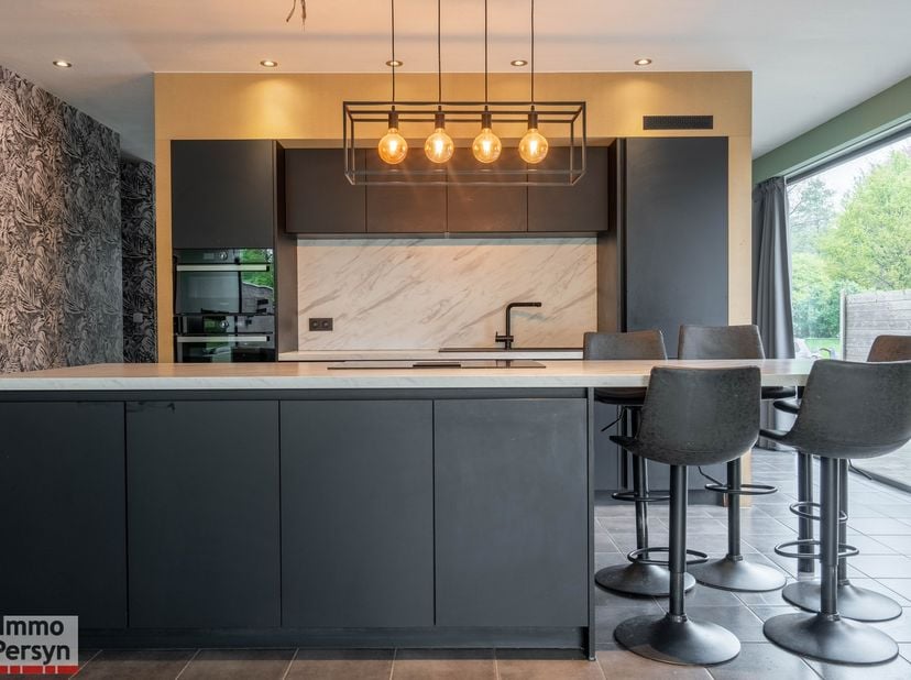 Deze ruime woning van 2012 biedt alles wat je zoekt: 6 slaapkamers, 2 badkamers, een grote woonkamer met open keuken. De woning beschikt over vloerver