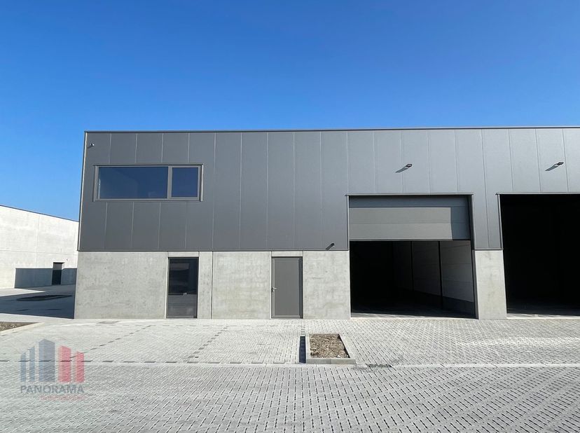 Nieuwbouw KMO-unit van 225 m² en 4 privatieve parkeerplaatsen op een uitzonderlijke ligging te koop.&lt;br /&gt;
&lt;br /&gt;
De casco KMO-unit heeft een vrije ho