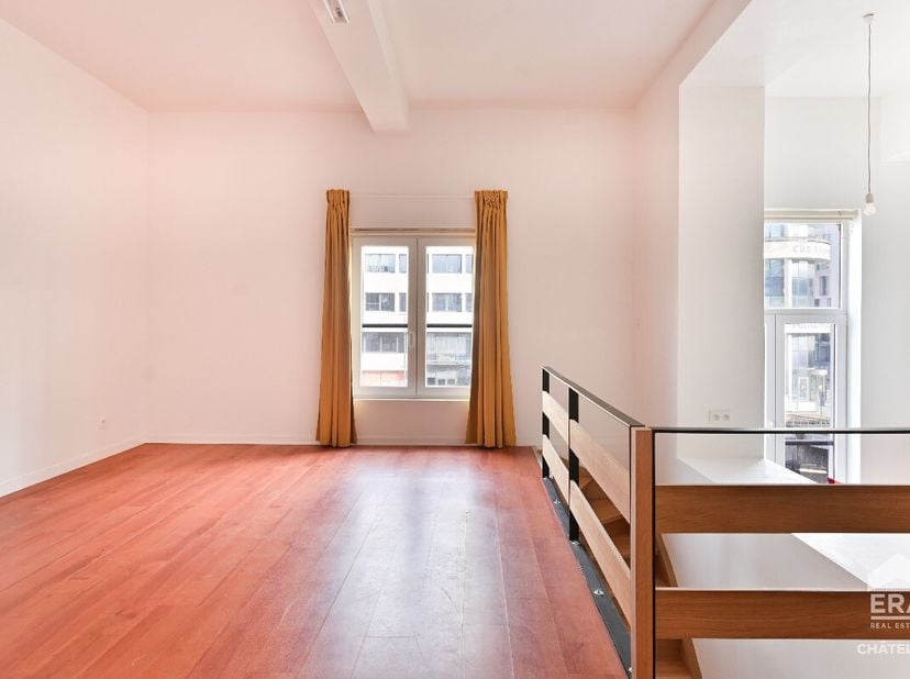 ERA CHATELAIN stelt u dit appartement voor, gerenoveerd in 2020, ideaal gelegen in de IJzerwijk in Brussel, vlakbij het Sint-Katelijneplein en de Nieu