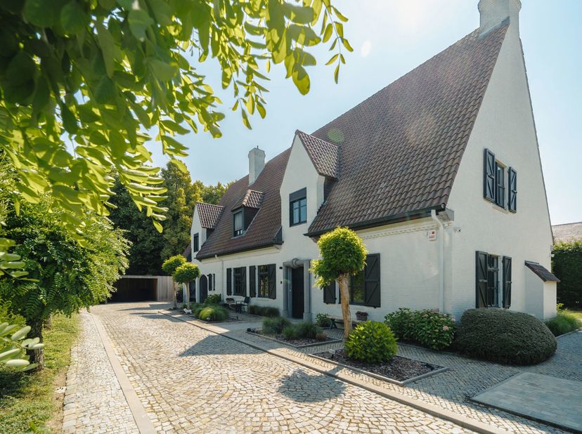 Deze villa van circa 514 m² is ideaal gelegen in het hart van het domein van Bouchout, op 19 are grond zonder inkijk.&lt;br /&gt;
Dit goed onderhouden huis