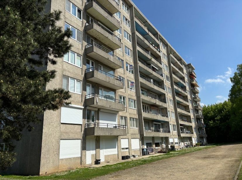 App met terras, staanplaats en kelder voor slechts 145.000euroDit appartement is woon klaar en ligt op amper 100 m van het station en de Delhaize .Wie
