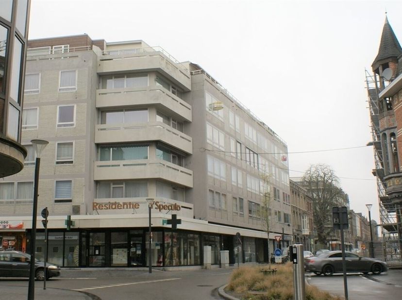 In het centrum van Sint-Truiden, op wandelafstand van de Grote Markt en het station, vinden we dit volledig gerenoveerd appartement met 2 slaapkamers,