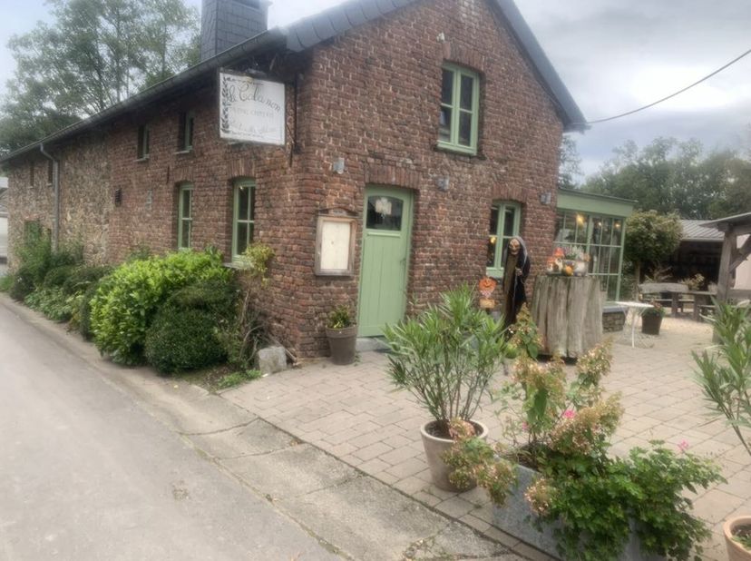 Situé dans un cadre dexception, ce restaurant, dont la réputation nest plus à faire, propose une cuisine savoureuse et de qualité.Le restaurant  jouit