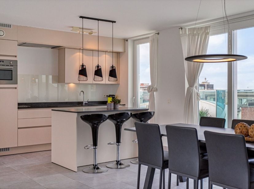 Deze penthouse bevindt zich in het kloppend hart van Koksijde , op wandelafstand van zee en winkels . Het appartement biedt u een inkomhal , ruime lee