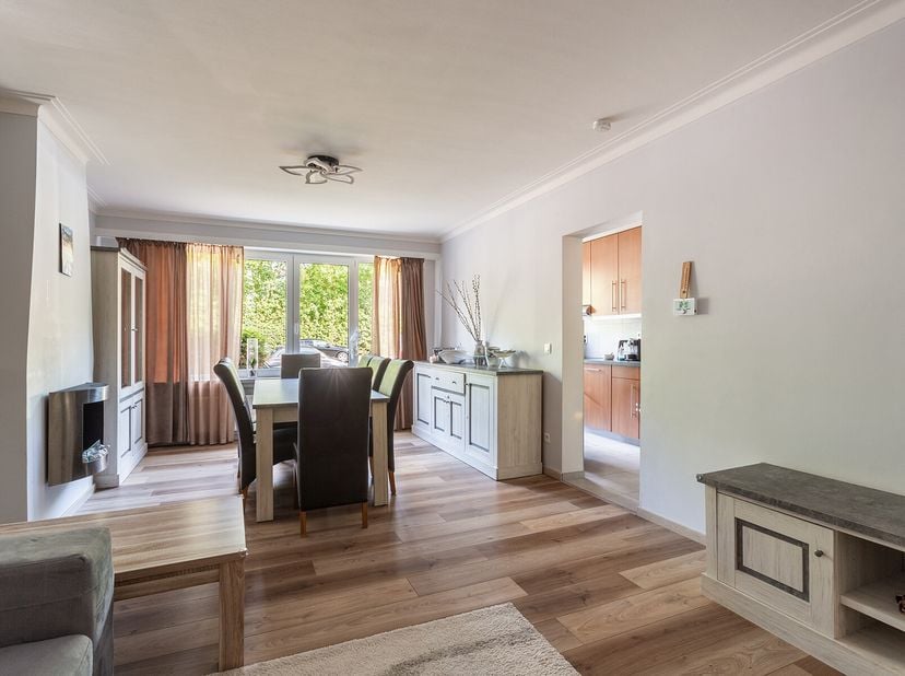 Volledig gerenoveerd gelijkvloersappartement met twee slaapkamers in Deurne. De groene omgeving garandeert volledige privacy zonder inkijk van overbur