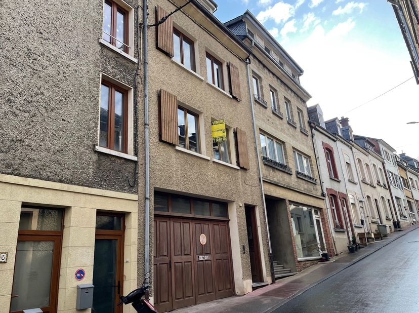 SUPERBE MAISON STYLE BEL-ETAGE&lt;br /&gt;
Rez-de-chaussée : hall d&#039;entrée, grand garage possibilité 2 voitures, caves.&lt;br /&gt;
1er étage : hall d&#039;entrée, vas