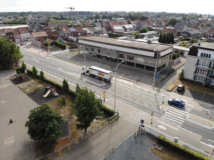 bestaande uit 3 bouwlagen, elk 750 m², kan per bouwlaag verhuurd worden. 