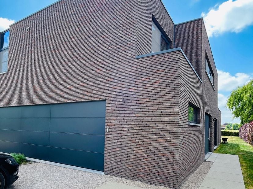 Ruime en energiezuinige, instapklare woning te huur op het rustige locatie vlakbij centrum van Adegem, een volledig uitgeruste keuken met aanliggende