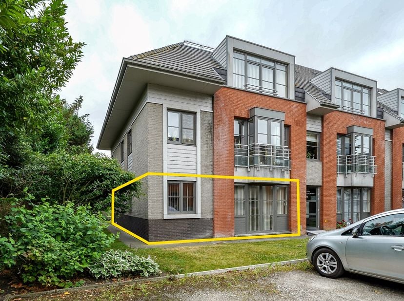 Dit gelijkvloers appartement, gebouwd in 2004, is gelegen op een gunstige locatie in centrum Oudenburg. Met een bewoonbare oppervlakte van 83 m² en ee