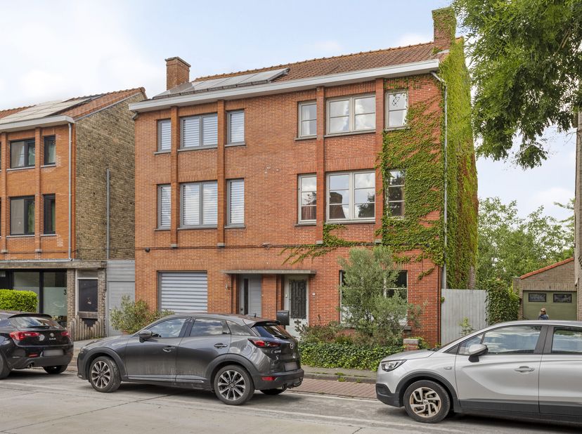 Cette maison mitoyenne à rénover au cur de Sint-Michiels, à Bruges, est située sur un terrain spacieux de 316 m² et dispose de 3 grandes chambres et d