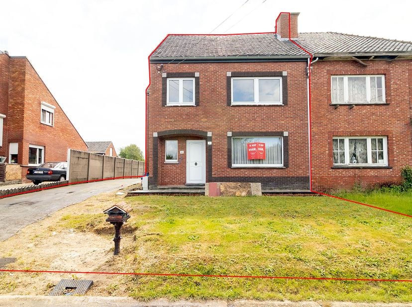 Het betreft een te renoveren woning op een perceel van 18a 06ca, in een landelijke omgeving, recht tegenover de fruitbomen. &lt;br /&gt;
De woning heeft een