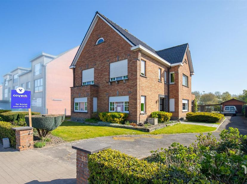 Te renoveren karaktervolle burgerwoning op ruim, zuidgericht perceel, garages en oprit.&lt;br /&gt;
STARTPRIJS : Elk bod boven deze startprijs wordt aan de