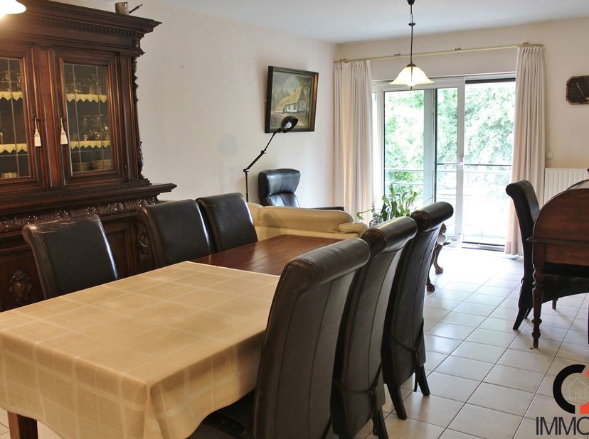Centraal gelegen en instapklaar appartement met 2 slaapkamers en een afgesloten garagebox.&lt;br /&gt;
Het appartement is gelegen op de 1ste verdieping en b