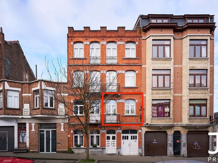 Idéalement situé dans une rue calme de Forest, à proximité immédiate des commerces, des transports et du Parc de Forest, J&amp;J Properties vous propose c