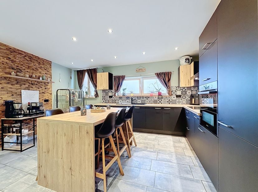 Easyhome immobilier vous propose cette charmante maison 2 façades entièrement rénovée à Saint-Nicolas, prête à accueillir ses nouveaux propriétaires.&lt;