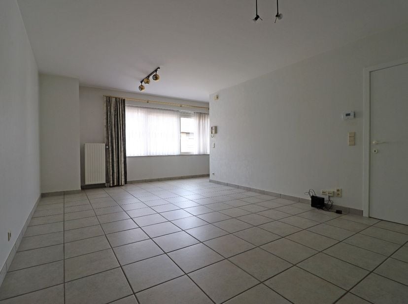 Verzorgd appartement met ruim zonneterras in het centrum van Sint-Eloois-Winkel.&lt;br /&gt;
Het appartement bevindt zich op de eerste verdieping in een rus