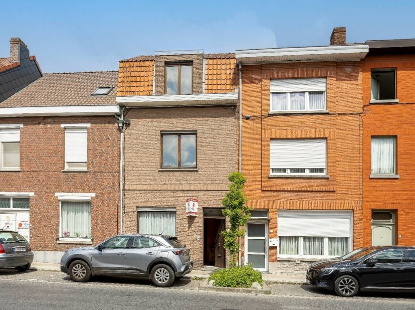 Op zoek naar een ruime rijwoning op strategische ligging nabij Kortrijk centrum met 3 slaapkamers en aangename tuin? Ook geschikt voor investeerders o
