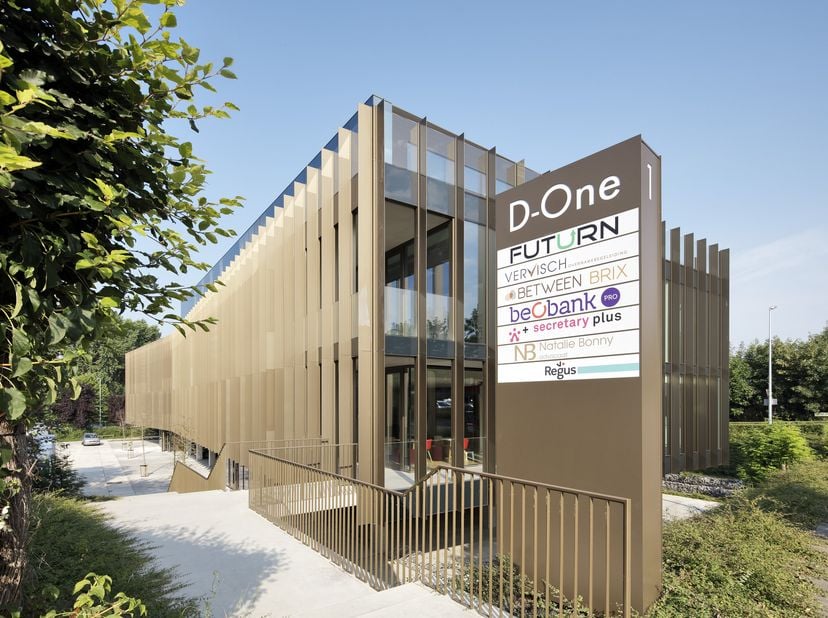 Bureaux ou lieux de travail à louer dans un endroit extrêmement accessible à Courtrai.&lt;br /&gt;
Une façon unique de travailler grâce à une présence dans