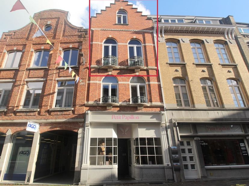 In het centrum van Ieper, tussen het station en de Grote Markt, bevindt zich dit duplex-appartement. De authentieke, houten plankenvloer zorgt voor ee