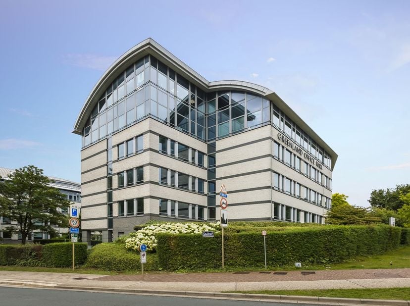 Fantastisch gelegen instapklare kantoren van 250 m² te huur op slechts 2 minuten van de R0 op- en afrit Jette met een vlotte ontsluiting naar de E40.
