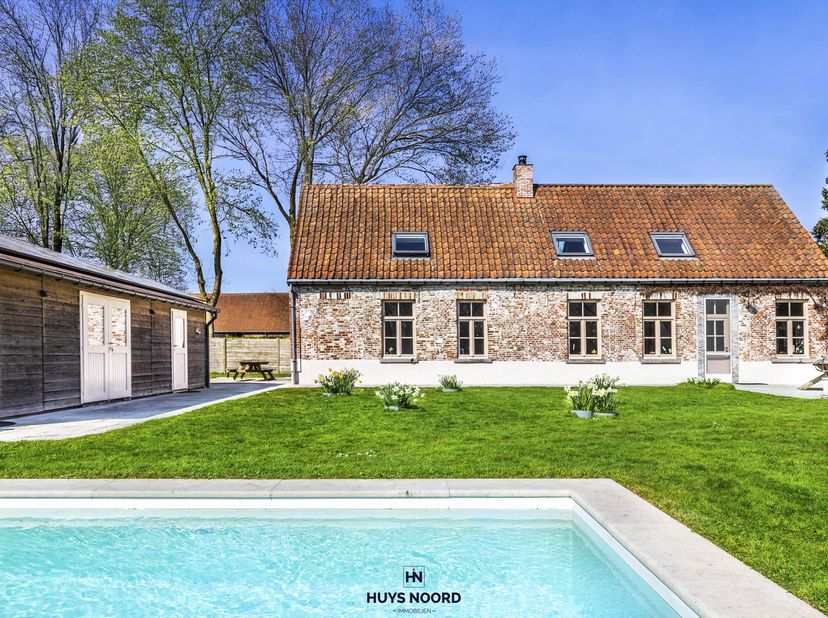 Landelijk wonen en genieten in deze authentieke Hovenierswoning, dit op een uitgestrekt perceel van 11.735 M2.&lt;br /&gt;
&lt;br /&gt;
Ideaal gelegen langsheen h