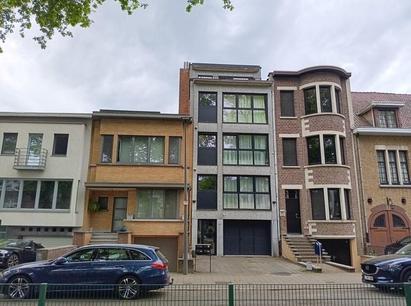 Op een boogscheut van het Rivierenhof is een verzorgd en goed onderhouden appartementsgebouw te koop.&lt;br /&gt;
Het gebouw bestaat uit:&lt;br /&gt;
3 zonnige en