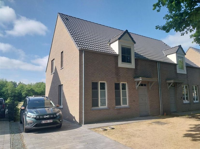 Zeer recente tijdloze woning op half open bebouwing van 504m².&lt;br /&gt;
De woning omvat: &lt;br /&gt;
Beneden een inkom met trap, toilet, ruime living met inge