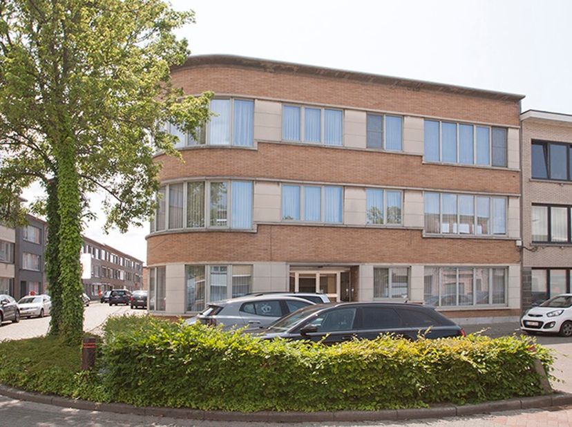 Dit appartement ligt op een tweede verdieping van een kleinschalige residentie met lift. Op wandelafstand van het stadscentrum. 200 Meter van het stat