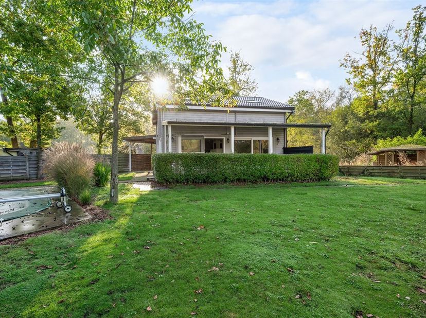Découvrez cette charmante maison dans le pittoresque Westmeerbeek, où la paix et la nature se côtoient. Avec 4 chambres spacieuses et une salle de bai