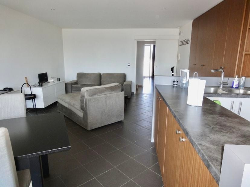 TOF APPARTEMENT MET 1 SLAAPKAMER EN RUIM TERRAS. &lt;br /&gt;
Centraal gelegen appartement met openbaar vervoer voor de deur en oprit snelweg op 5 minuten.